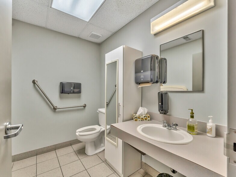 More Photos Of 1276 Trans Canada Way SE, Medicine Hat Showroom For Sale