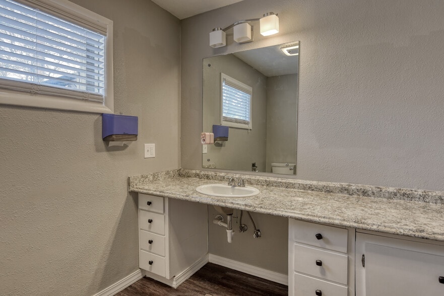 More Photos Of 10525 E Main Ave, Spokane Valley Office For Sale