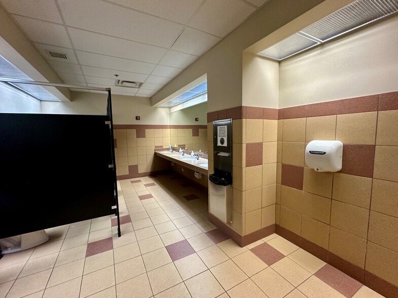 More Photos Of 14450 Getz Rd, Noblesville Medical For Sale