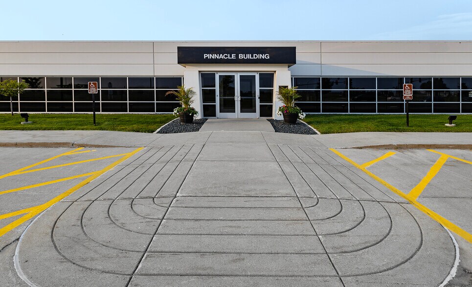 More Photos Of 12150 Meredith Dr, Urbandale Medical For Lease