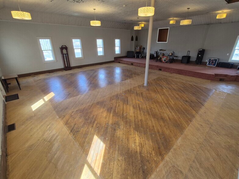 More Photos Of 130 Elm St, Windsor General Retail For Sale