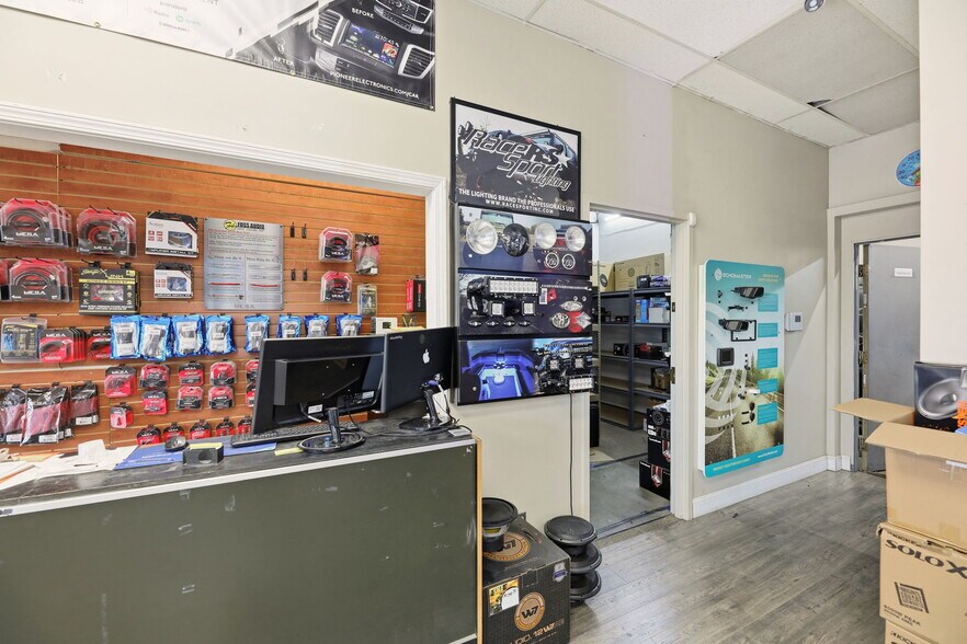 More Photos Of 10 SE Everett Mall Way, Everett General Retail For Lease