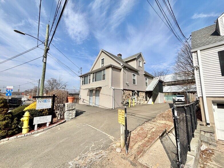 More Photos Of 39 Grenhart Rd, Stamford Freestanding For Lease