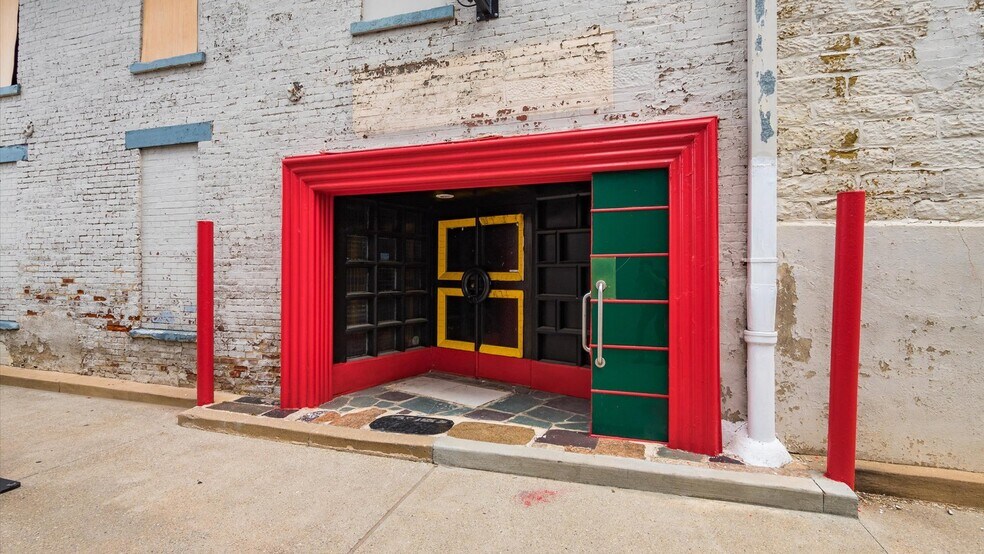 More Photos Of 22 N Park Pl, Newark Bar For Lease