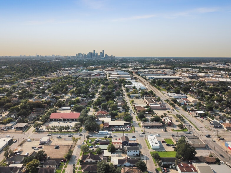 More Photos Of 6801 Avenue K, Houston Auto Repair For Sale