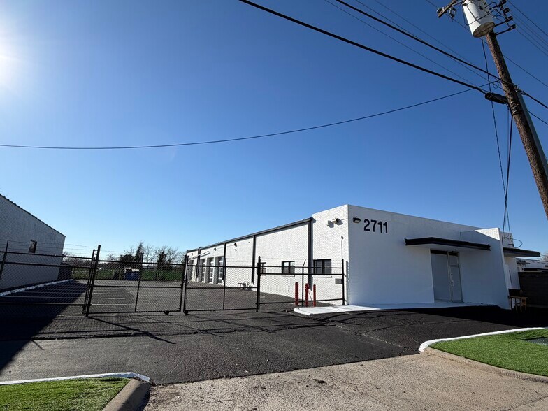 More Photos Of 2711 Irving Blvd, Dallas Light Distribution For Lease