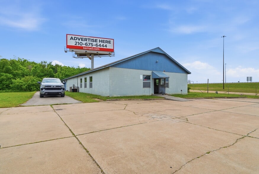 More Photos Of 2604 E Apache St, Tulsa Auto Repair For Sale