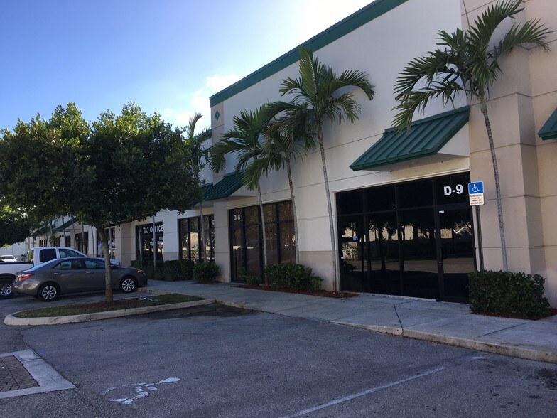 More Photos Of 925 S Military Trl, West Palm Beach Showroom For Lease