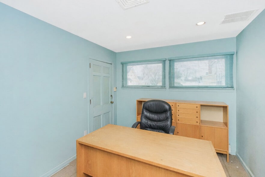 More Photos Of 107 Nelson Ave, Staten Island Office For Lease