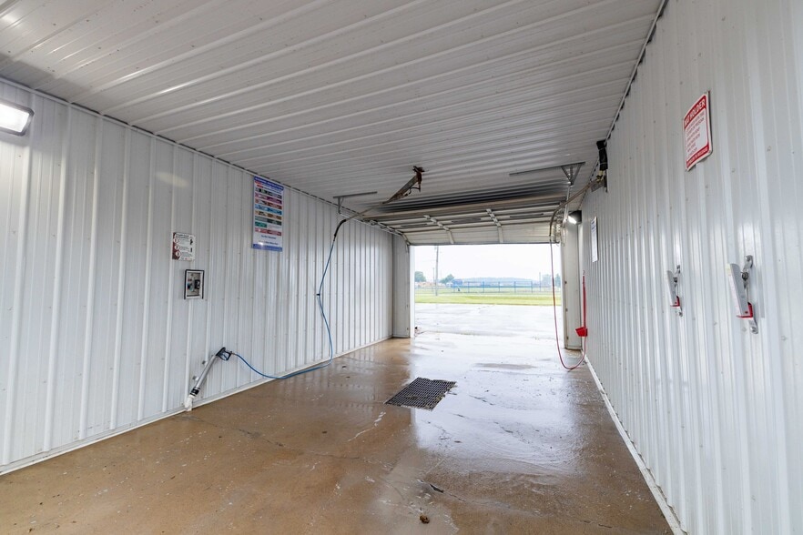 More Photos Of 3181 Lewis Ave, Ida Carwash For Sale