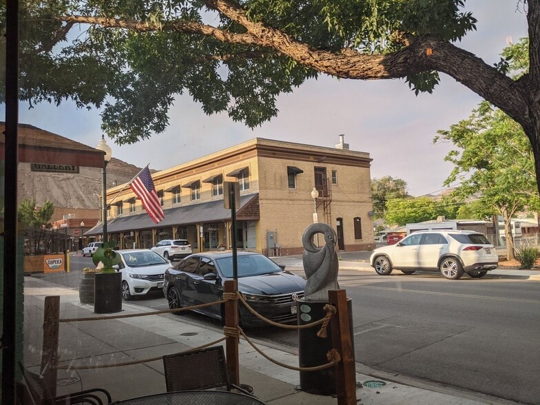 More Photos Of 305 Main St, Palisade Apartments For Lease