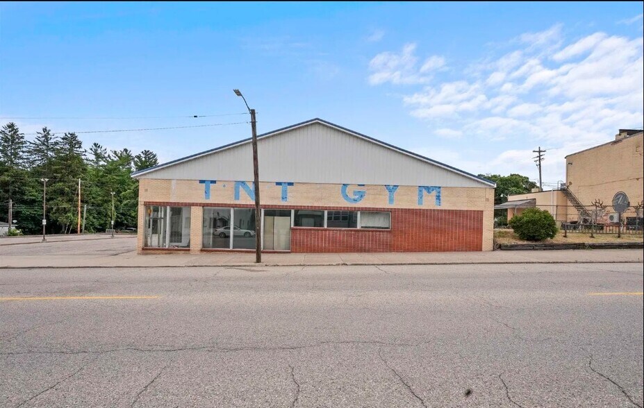 More Photos Of 310 N Michigan Ave, Big Rapids Freestanding For Sale