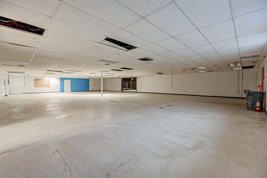 More Photos Of 20 Willow Springs Cir, York Warehouse For Sale