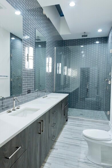 More Photos Of 22 E Elm St, Chicago Storefront Retail Office For Sale