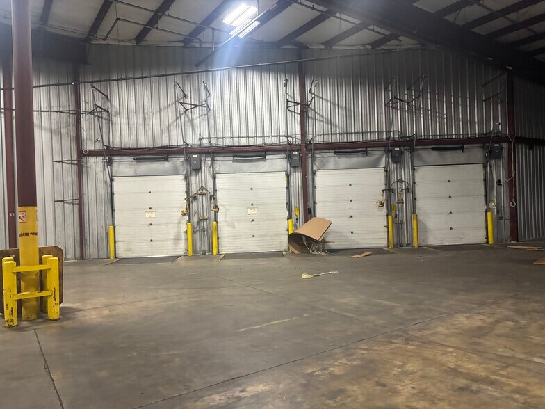 More Photos Of 150 Fox Sauk Rd, Ottumwa Warehouse For Lease