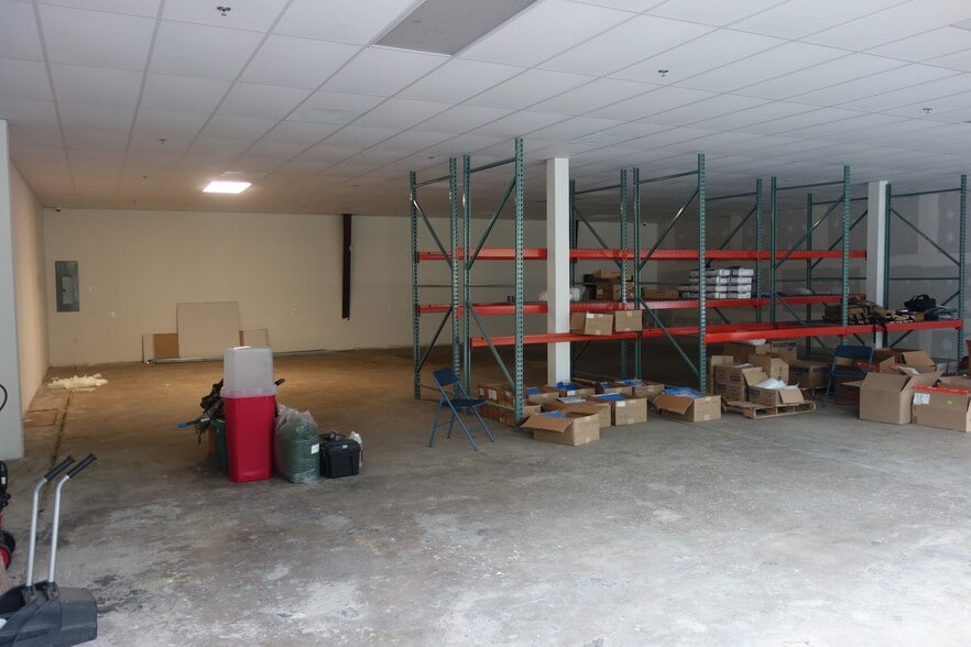 More Photos Of 2129 Pulaski Hwy, Havre De Grace Showroom For Lease