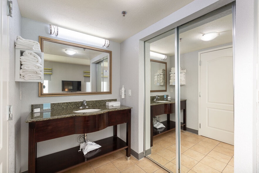 More Photos Of 7941 E Brundage Ln, Bakersfield Hotel For Sale