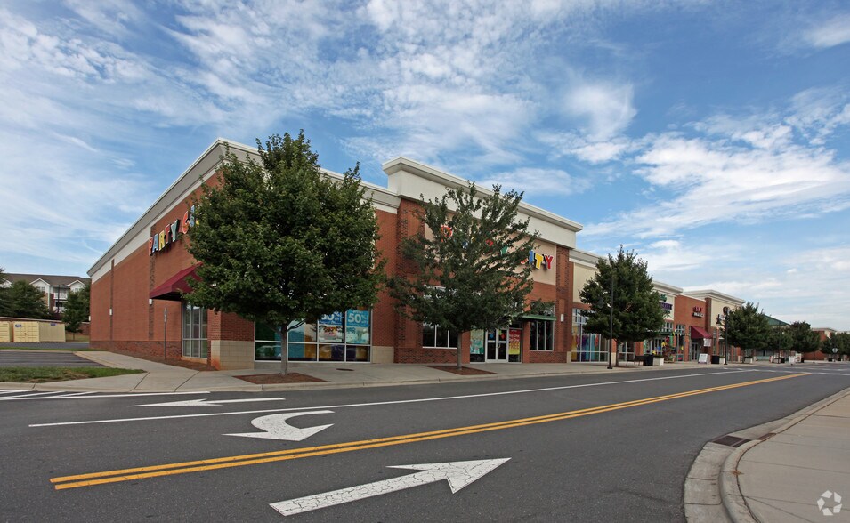 More Photos Of 1916-1930 Sardis Rd N, Charlotte Unknown For Lease
