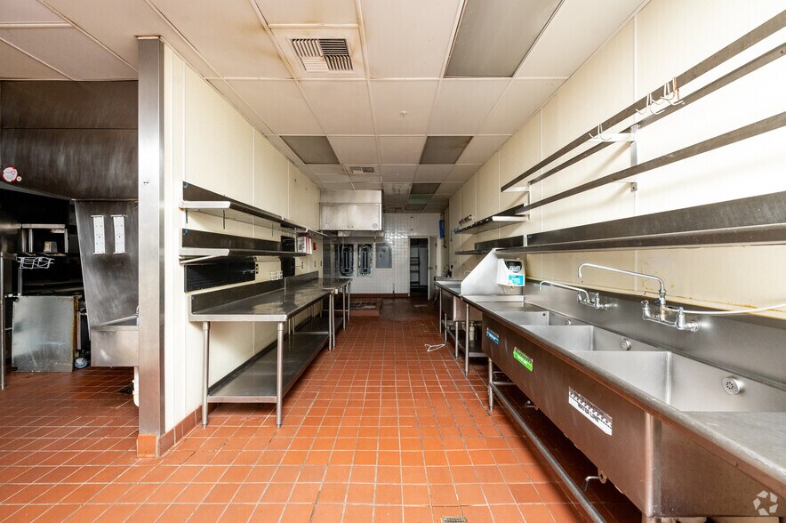 More Photos Of 6045 E 86th St, Indianapolis Restaurant For Sale