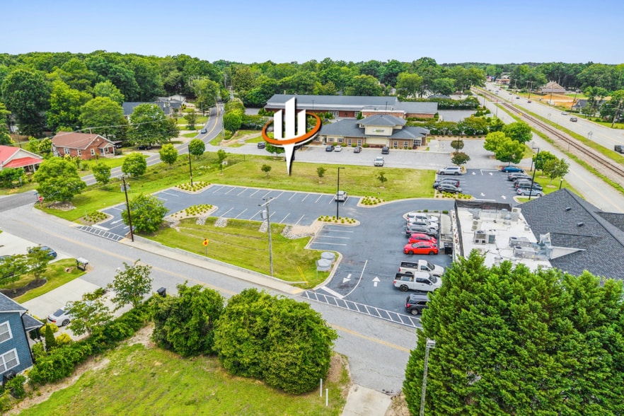 More Photos Of 305 N Main St, Simpsonville Storefront For Lease