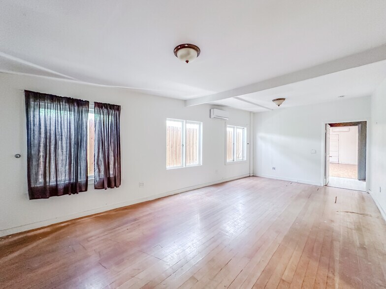 More Photos Of 305 Rose Ave, Venice Religious Facility For Sale