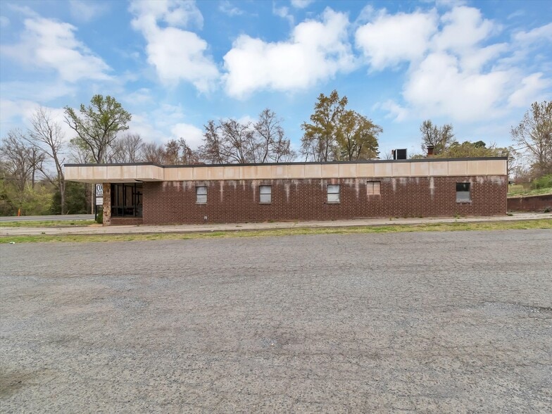 More Photos Of 225 SE Branchview Dr, Concord Freestanding For Sale