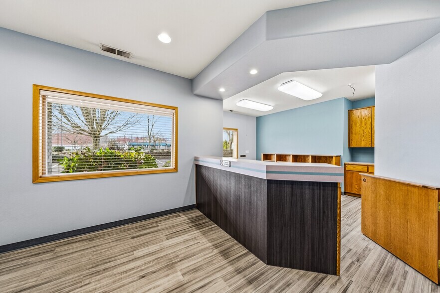 More Photos Of 925 Town Centre Dr, Medford Medical For Lease