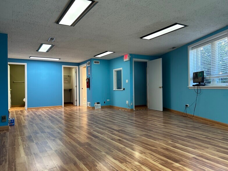 More Photos Of 10215 Franklin Ave, Franklin Park Warehouse For Sale