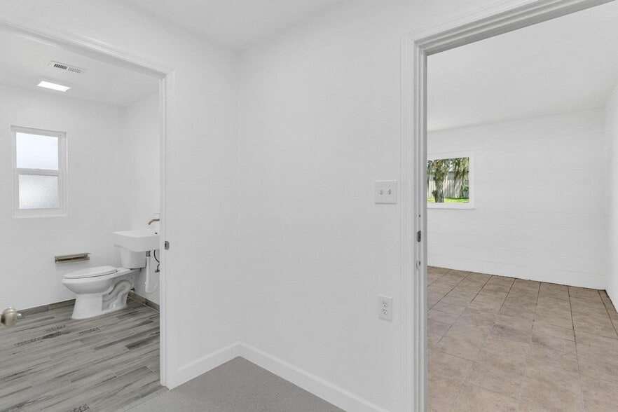 More Photos Of 109 W Lakeview St, Lady Lake Office For Lease