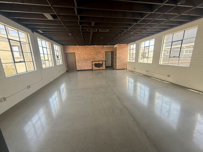 More Photos Of 8110 Commercial St, La Mesa Service For Lease