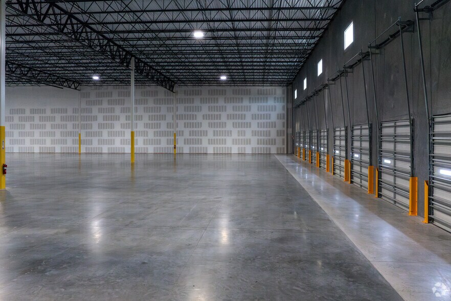 More Photos Of 14520 Global Pky, Fort Myers Warehouse For Lease