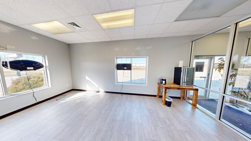 More Photos Of 1985 American Dr, Neenah Flex For Sale