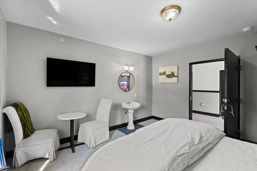 More Photos Of 99 Satherfield Rd, Silverton Hospitality For Sale