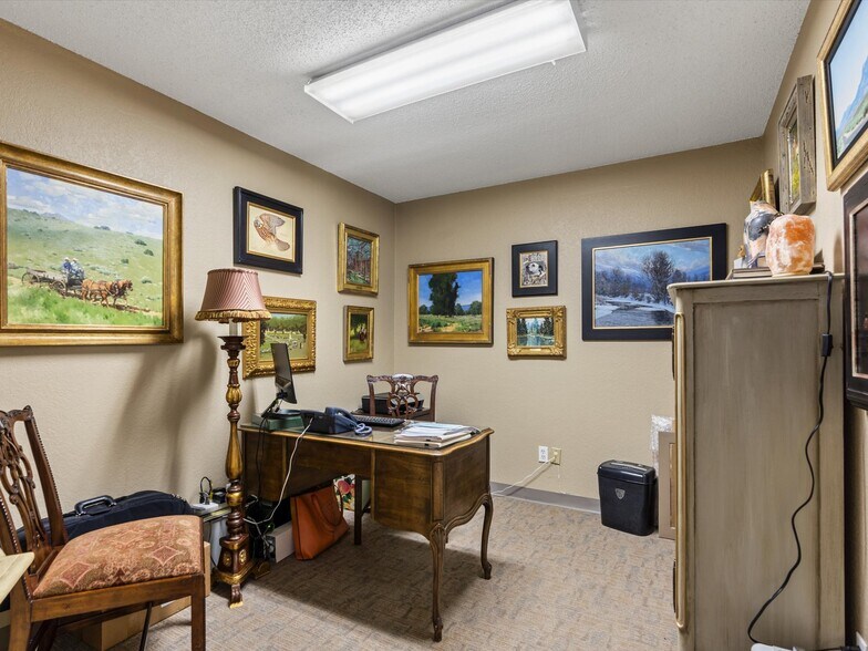 More Photos Of 104 S Main St, Cleburne Office For Sale