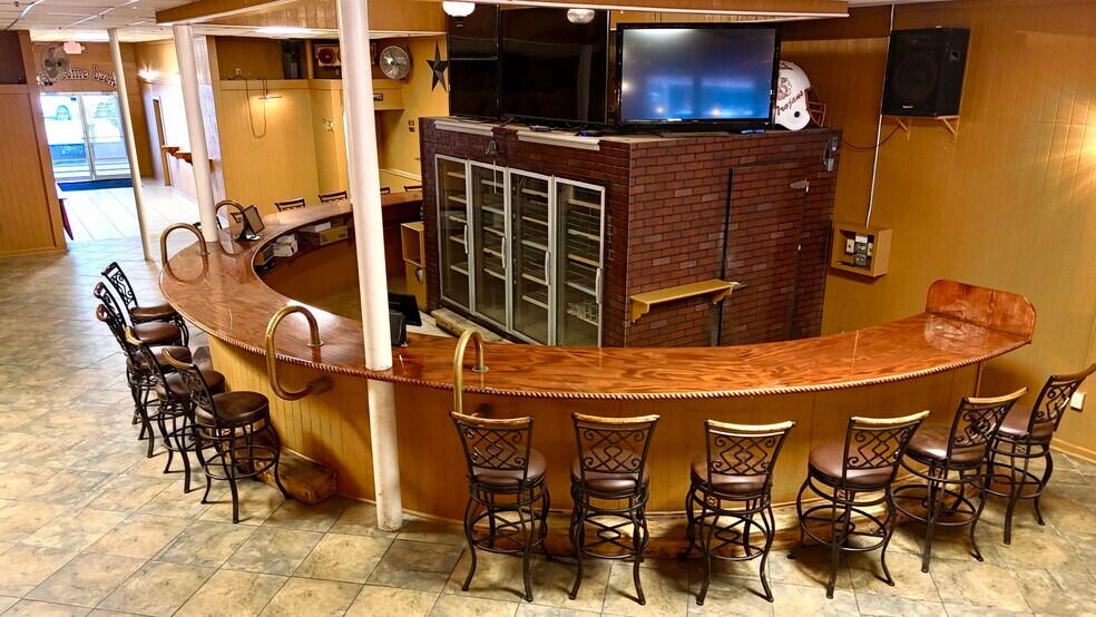 More Photos Of 209 N Washington St, Beeville Bar For Sale