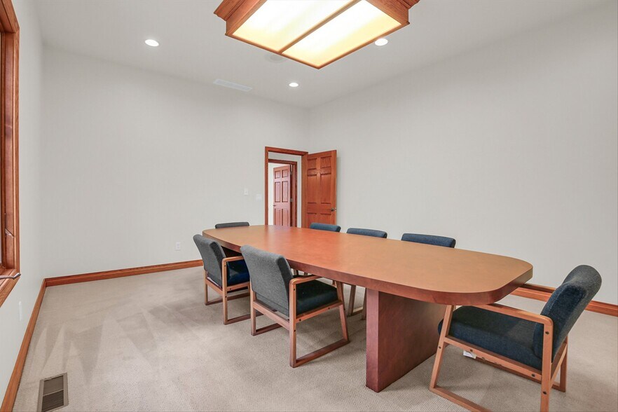 More Photos Of 606 W Oak St, Fairbury Office For Sale