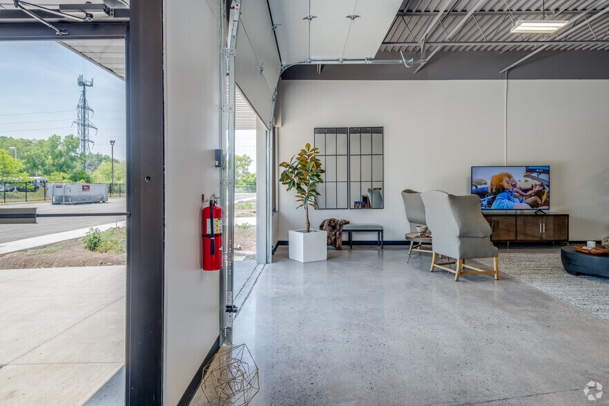 More Photos Of 8949 N Deerbrook Trl, Brown Deer Flex For Lease