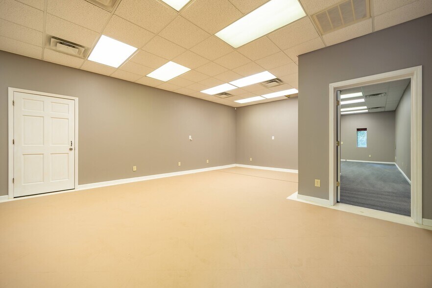 More Photos Of 555 Columbia Dr, Carrollton Office For Lease