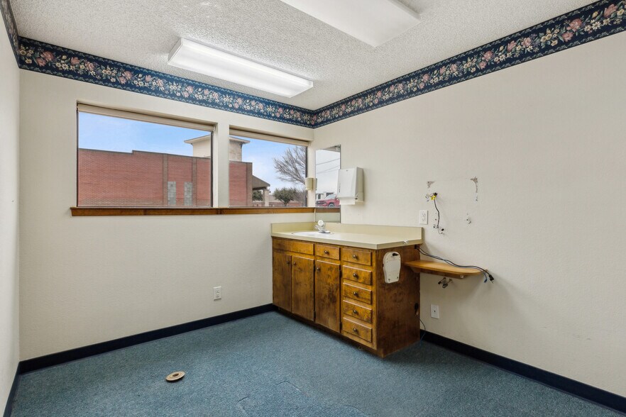 More Photos Of 303 N Ridgeway Dr, Cleburne Medical For Sale