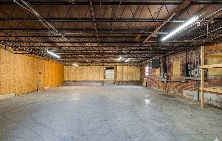More Photos Of 222 King St S, Calhoun Warehouse For Sale