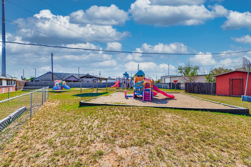 More Photos Of 1005 Austin St, Midland Storefront For Sale