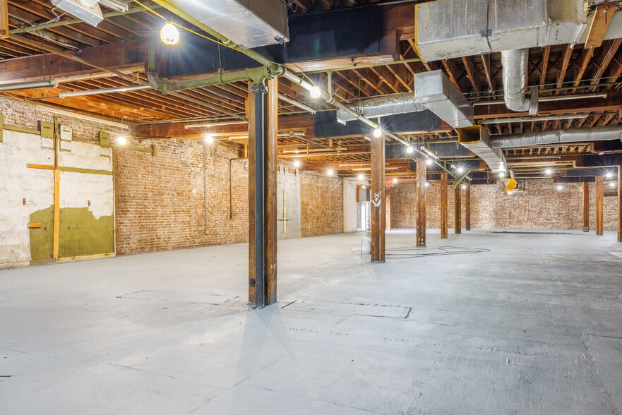 More Photos Of 313 W River St, Savannah Freestanding For Lease