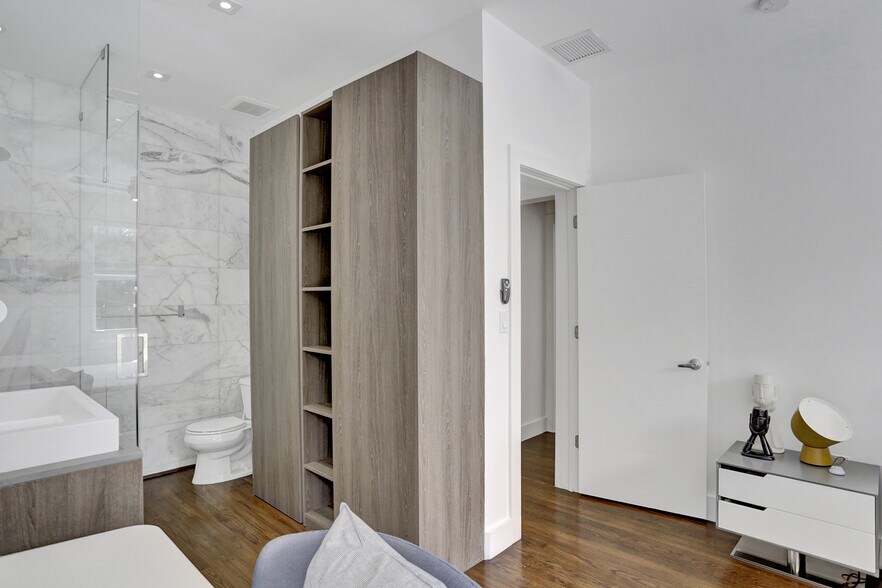 More Photos Of 430 Ne 121st St, Biscayne Park Movie Radio TVStudio For Sale