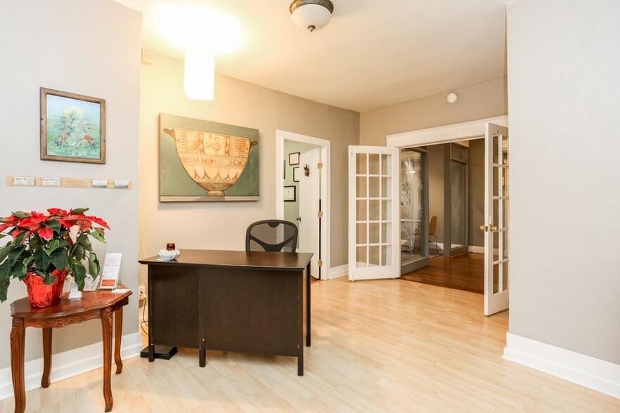 More Photos Of 1210 Rosewood Ave, Austin Freestanding For Lease