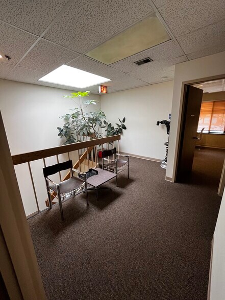 More Photos Of 2521 Gross Point Rd, Evanston Office For Lease