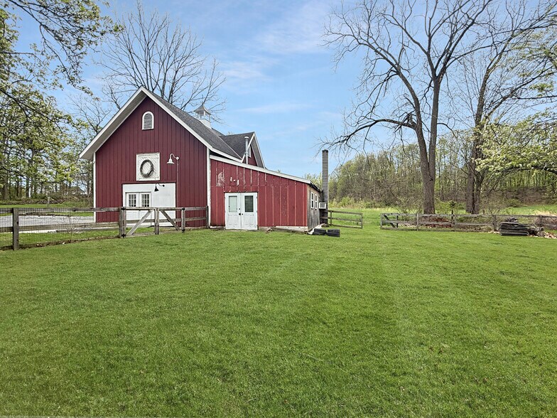 More Photos Of 2321-2325 NY-9D, Wappingers Falls Flex For Sale