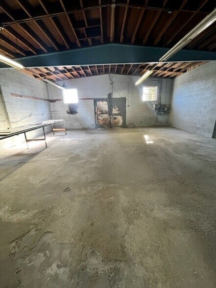 More Photos Of 911-913 Main St, Delano Storefront For Lease