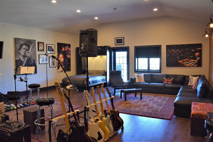 More Photos Of 2108-2260 Ferry Rd, Naperville Showroom For Sale