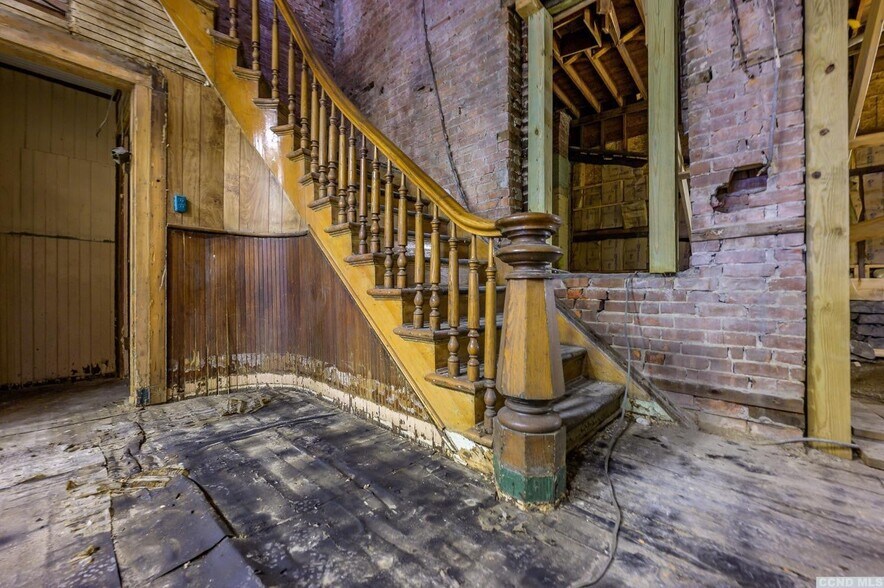 More Photos Of 8-10 Park Pl, Hudson Specialty For Sale