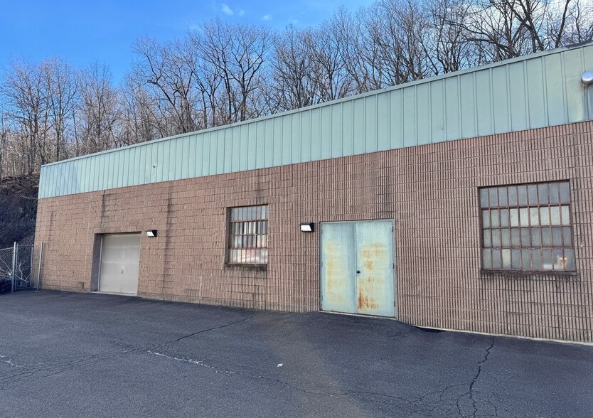 More Photos Of 2400R Berlin Tpke, Ct, Newington Warehouse For Lease